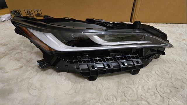 Правая блок фара 8111048J30 TOYOTA