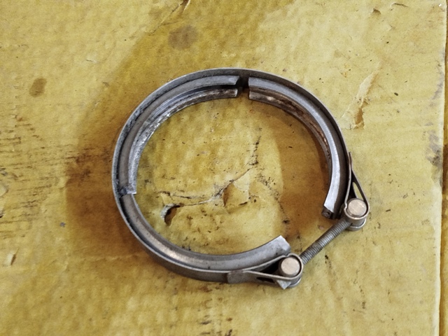 Хомут крепления катализатора к турбине 04L131455A VAG
