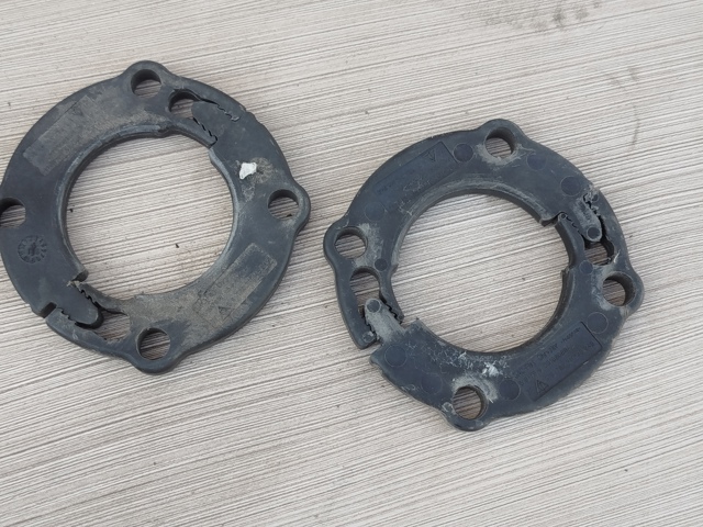 Опора переднего правого амортизатора  05168088AA CHRYSLER