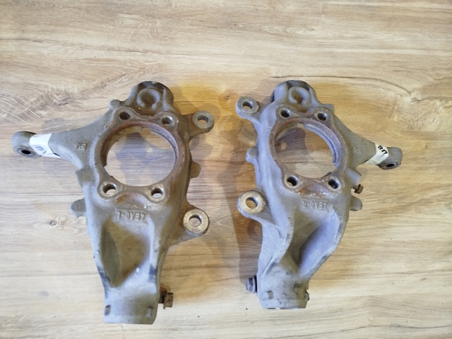 Кулак поворотный передний левый 400154EA0A NISSAN