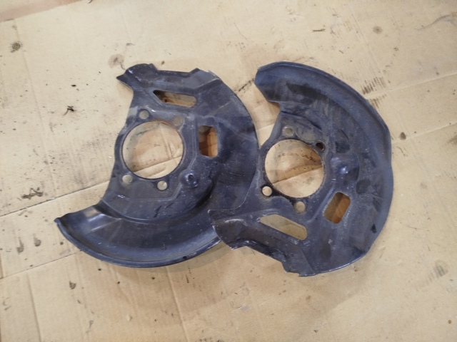 Кожух тормозного диска переднего левого 411614BT0A NISSAN