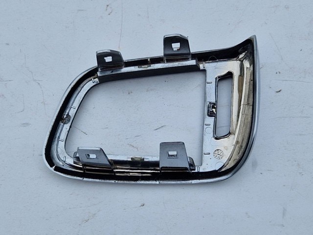 Решетка воздуховода левая 687615DF0A NISSAN