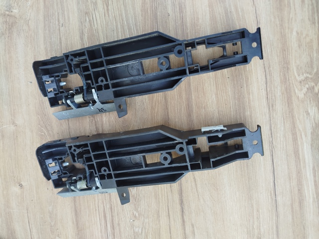 Держатель наружной ручки двери, передней правой 806105FD0B NISSAN