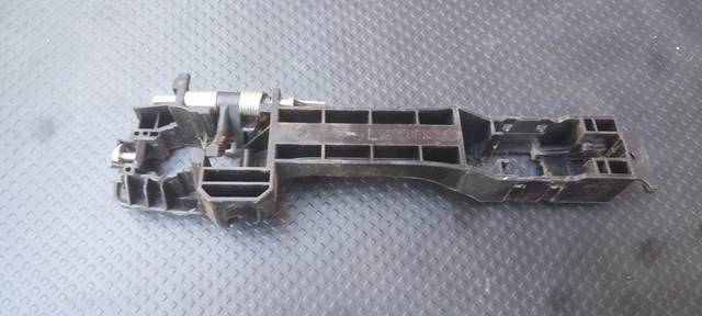 Держатель наружной ручки двери, передней левой 806115AA0A NISSAN