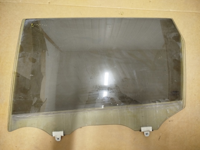 Стекло задней двери, левой 823014BA0B NISSAN