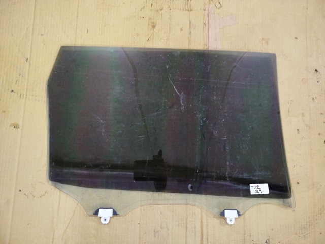 Стекло двери задней левой 823014CA0A NISSAN
