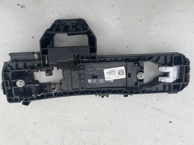Держатель наружной ручки двери, задней левой 826115DM1A NISSAN