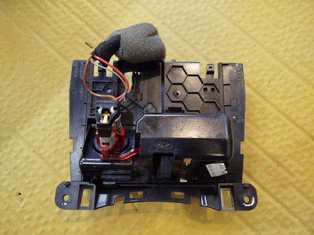 Пепельница центральной консоли 8K0857951C VAG