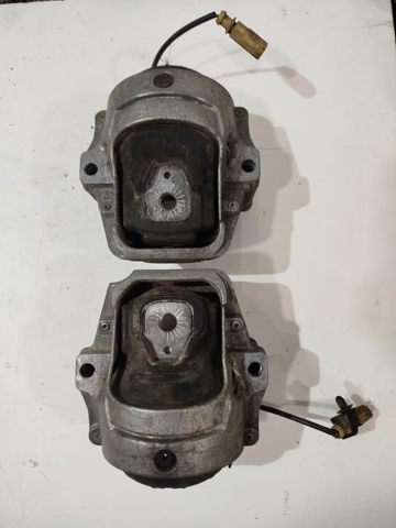 Подушка двигателя 8R0199381 VAG