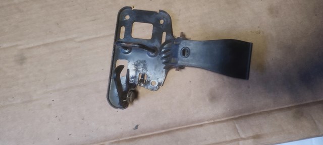 Стояк-крюк замка капота 8R0823480A VAG