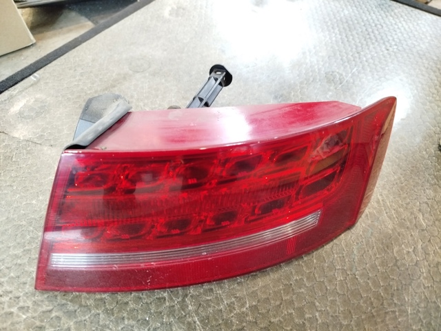 Задний правый внешний фонарь 8T8945096D VAG