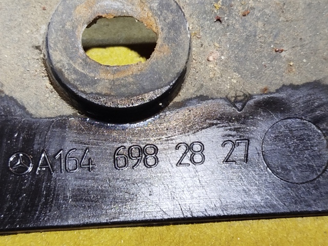MERCEDES A1646982827 Кронштейн наружной накладки порога правой в наличии Кривой Рог