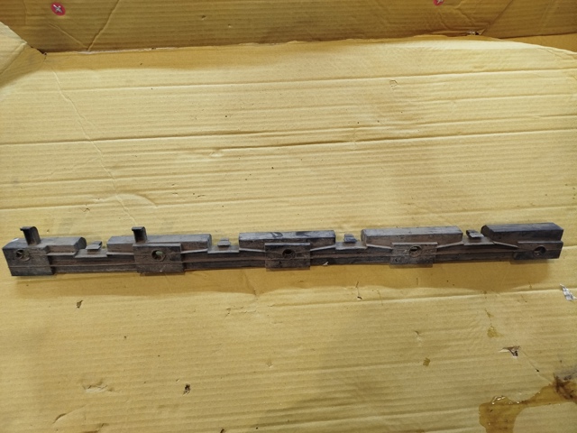 Кронштейн наружной накладки порога правой A1646982827 MERCEDES