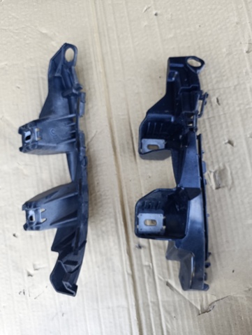 Правый кронштейн крепления бампера заднего A2058850465 MERCEDES