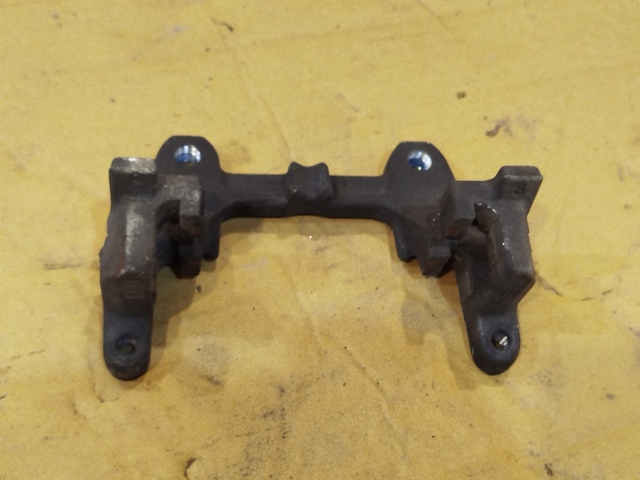 DG9Z2B511B FORD Скоба тормозного суппорта заднего купить в Киев