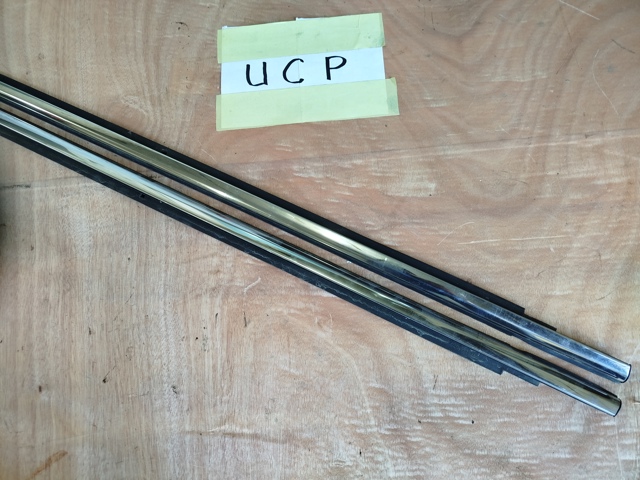Уплотнитель стекла двери передней правой внешний (планка) DS7Z5421452A FORD