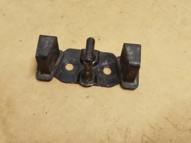 Петля замка крышки багажника DS7Z54404A42B FORD