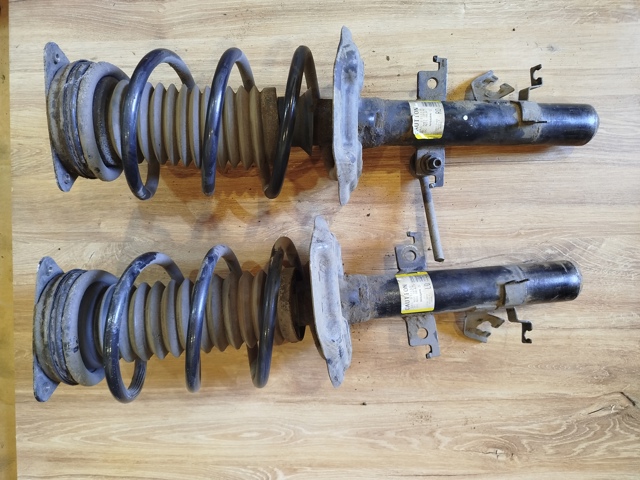 Передний правый амортизатор E4302HV01D NISSAN