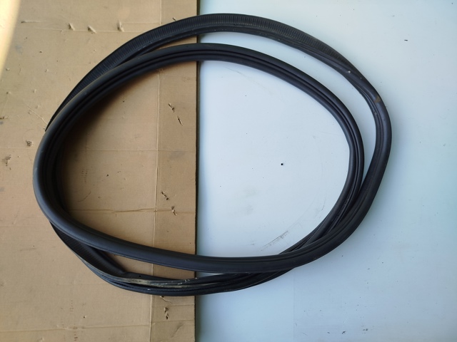 Уплотнитель двери задка кузова EJ5Z78404A06A FORD