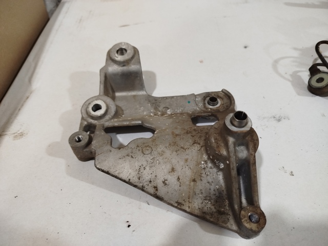 Кронштейн компрессора кондиционера F2GZ10A313A FORD