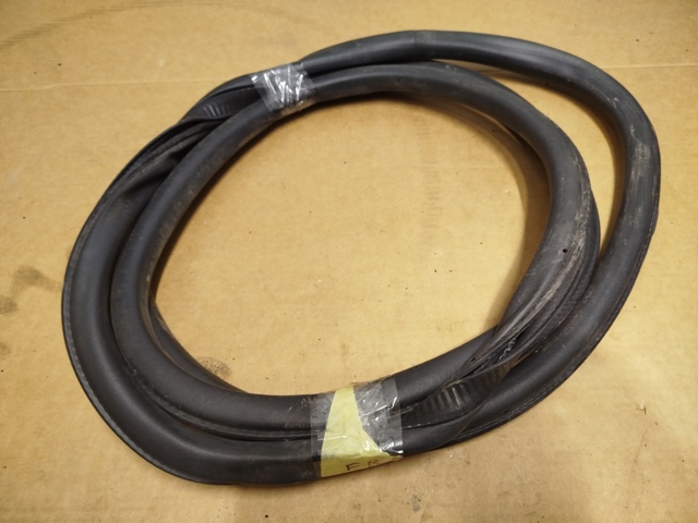 FT4Z5820708B FORD Уплотнитель двери передней (на кузове) купить в Ирпень