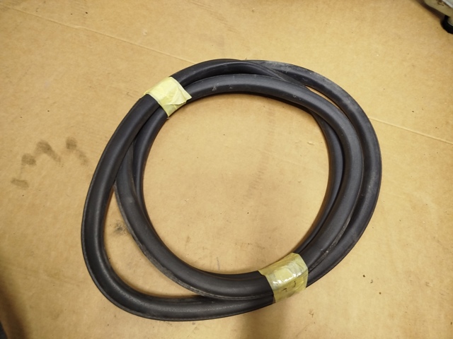 FORD FT4Z5820708B Уплотнитель двери передней (на кузове) в наличии Черкассы