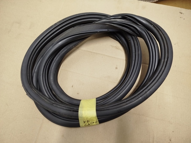 Уплотнитель двери задка кузова FT4Z58404A06C FORD