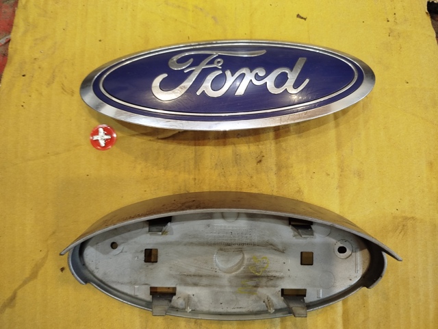 Фирменный значек решетки радиатора JT4Z8213A FORD