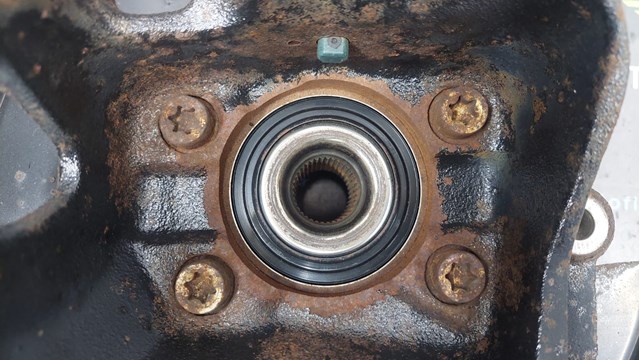 1556399 FORD Цапфа (поворотный кулак) передний левый купить в Кривой Рог
