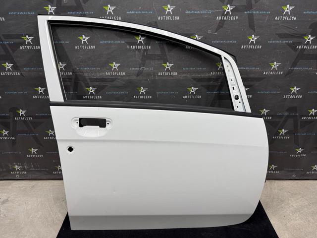 Пассажирская передняя дверь 1607868880 PEUGEOT
