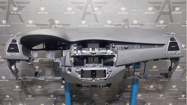 Передняя панель 681002890R RENAULT
