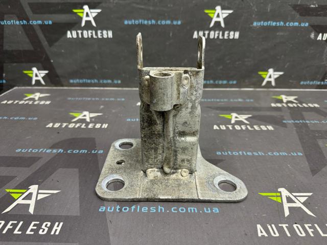 Кронштейн усилителя переднего бампера 8200011107 RENAULT