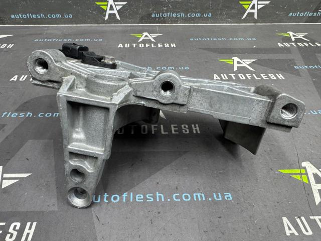 RENAULT 8200101196 Кронштейн подушки (опоры) двигателя верхней в наличии Тернополь