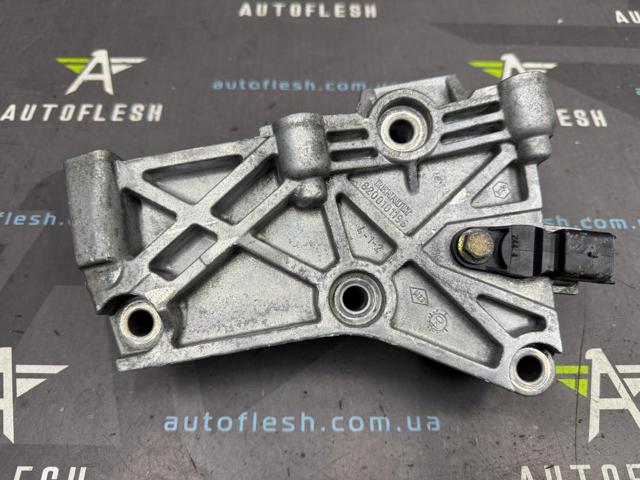 Кронштейн подушки (опоры) двигателя, верхней 8200101196 RENAULT