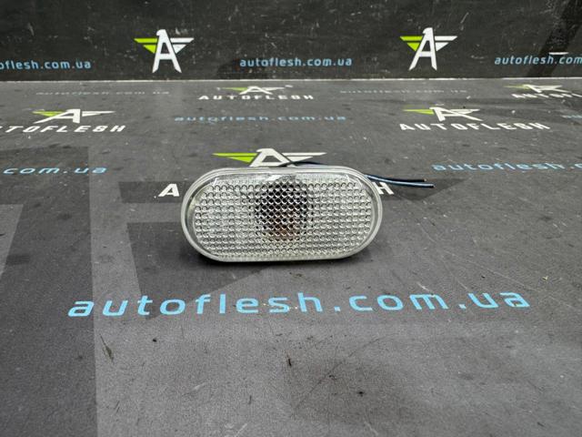 Повторитель поворота в крыло 8200257684 RENAULT