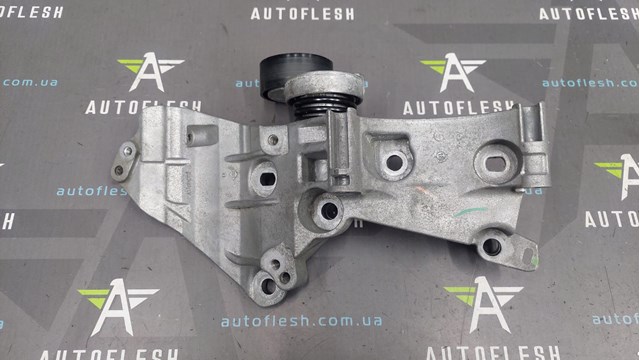 Кронштейн крепления генератора 8200695957 RENAULT