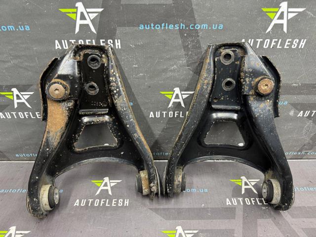 Рычаг передней подвески нижний левый 8200942407 RENAULT