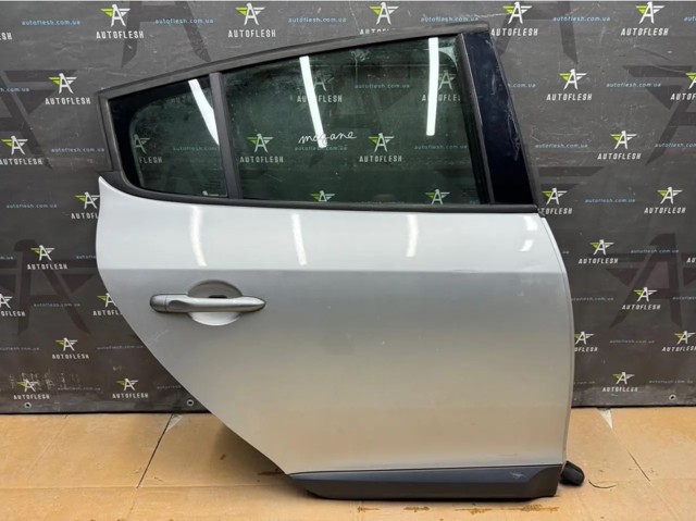 Дверь пассажирская задняя правая 821006014R RENAULT