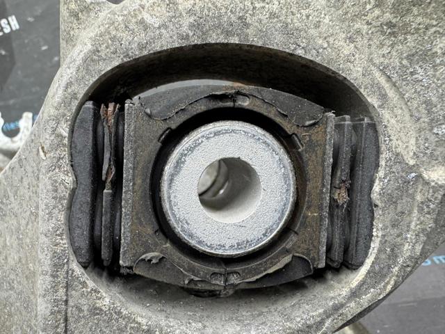 VAG 8K0505432AQ Цапфа задняя правая в наличии Сумы
