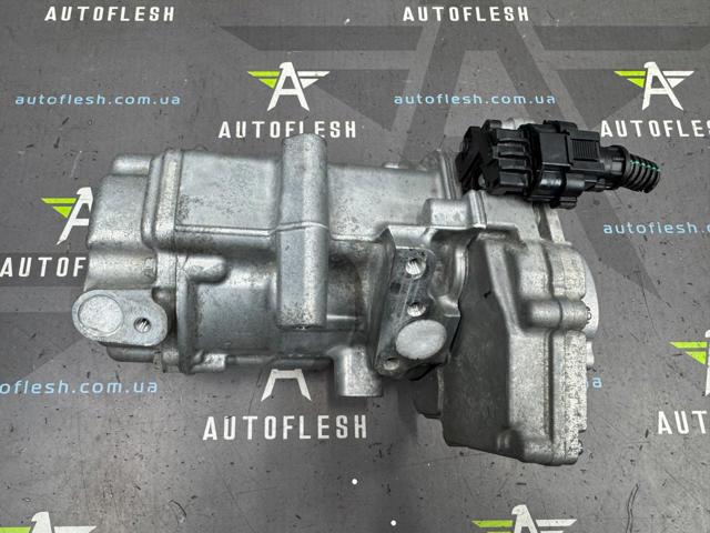 Компрессор системы кондиционирования 926008231R RENAULT