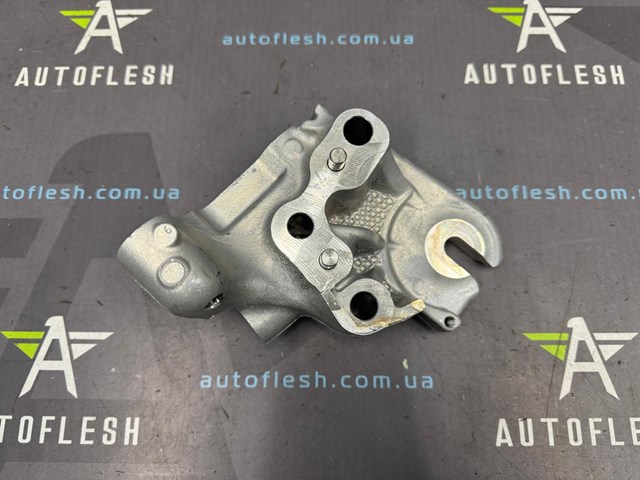 Кронштейн подушки (опоры) двигателя, левой 9805300680 PEUGEOT