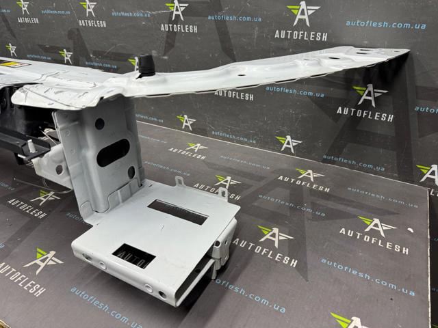 LR048565 LAND ROVER Верхняя рамка радиатора купить в Киев