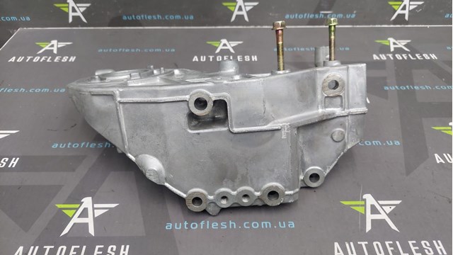 RF7J13G00 Кронштейн топливного насоса ТНВД купить Ирпень
