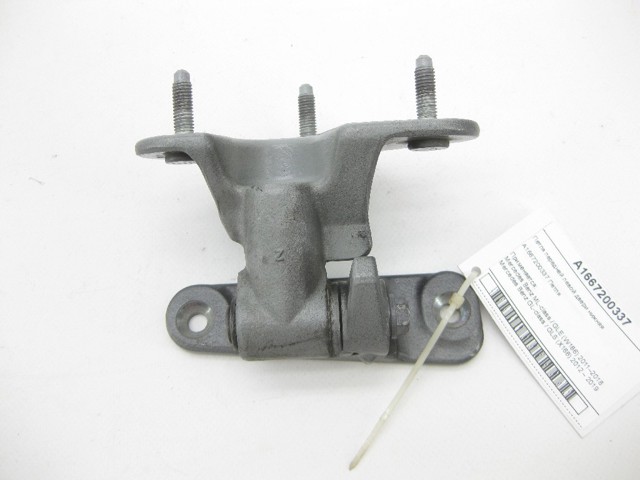 Шарнир передней левой двери A1667200337 MERCEDES