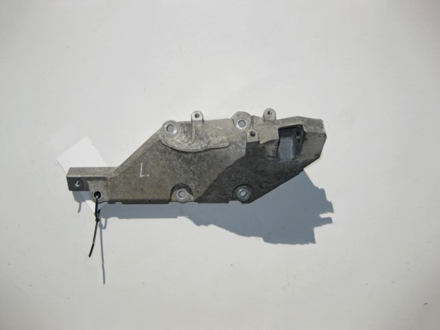 Кронштейн подушки (опоры) двигателя, левой A2782236704 MERCEDES