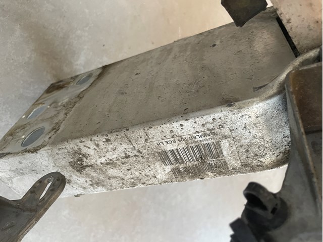 2056200395 MERCEDES Кронштейн усилителя переднего бампера купить в Киев