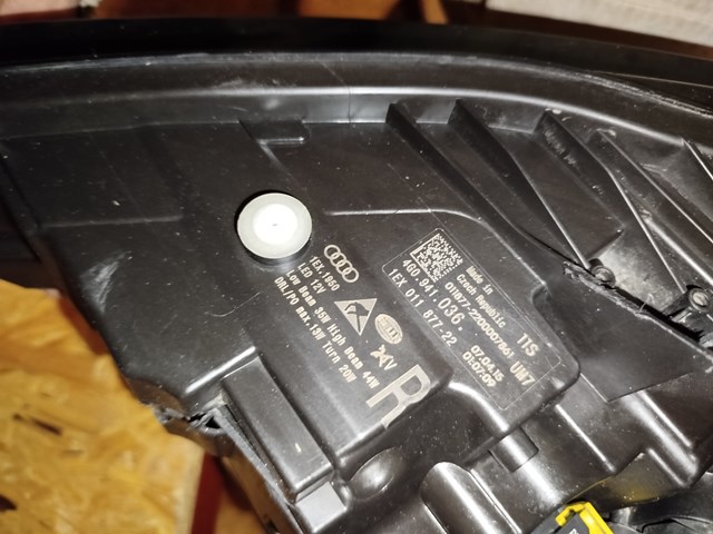 Вставка фары правой 4G0941036 VAG
