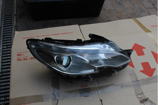 Вставка фары правой 9815403080 PEUGEOT