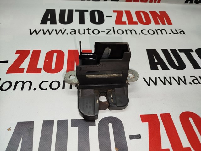 Замок двери багажника Фольксваген Гольф 6