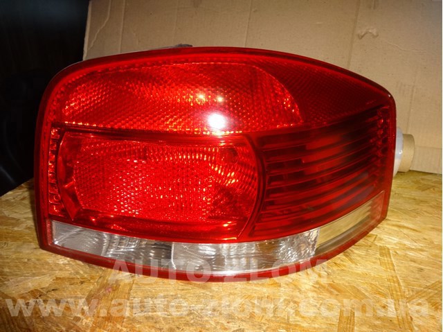 Фара задняя правая внешняя 8P0945096 VAG